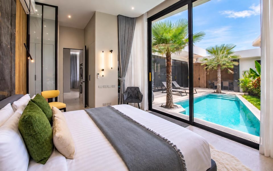 Bed, Day, Natural landscape, View (from property/room), Balcony/Terrace, Photo of the whole room, Seating area, Bedroom, Pool view, Swimming pool, sunbed