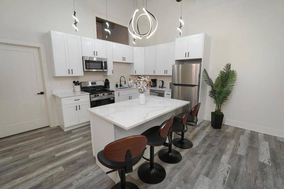 Spacious 5-BR Suite Minutes from McCormick Place Apartment in South Loop