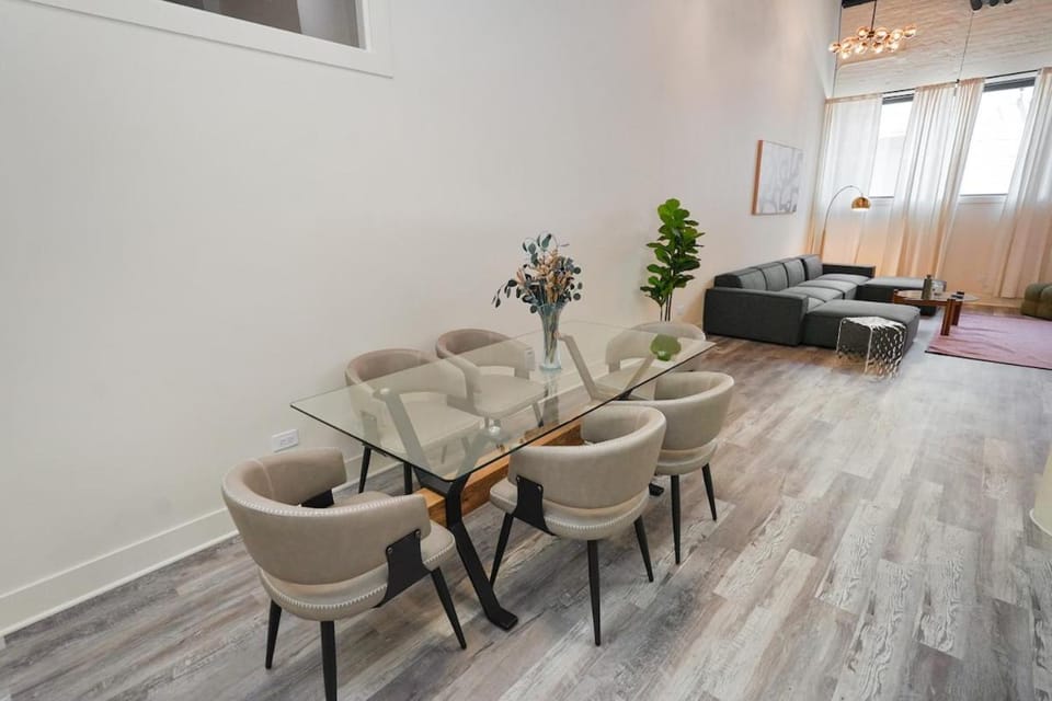 Spacious 5-BR Suite Minutes from McCormick Place Apartment in South Loop