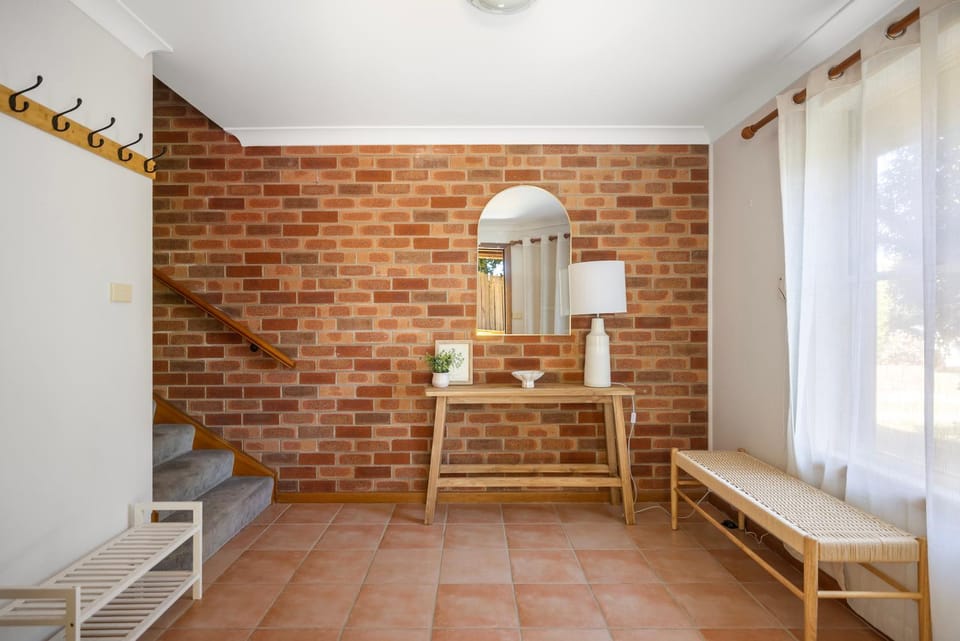Facade/entrance, Decorative detail, Seating area