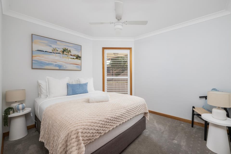 Bed, Photo of the whole room, Decorative detail, Bedroom