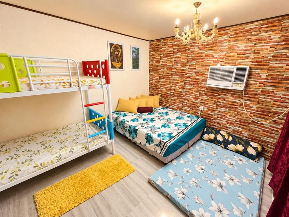 Bed, Bedroom, bunk bed, towels