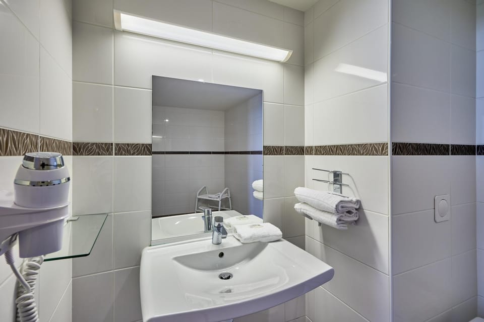 Bathroom, towels