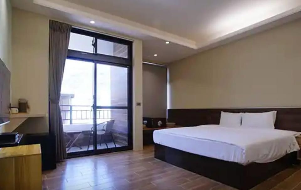 Bed, TV and multimedia, Photo of the whole room, Seating area, Bedroom