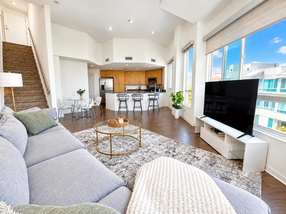 Waterfront Penthouse with Marina Views and Rooftop Apartment in Marina del Rey