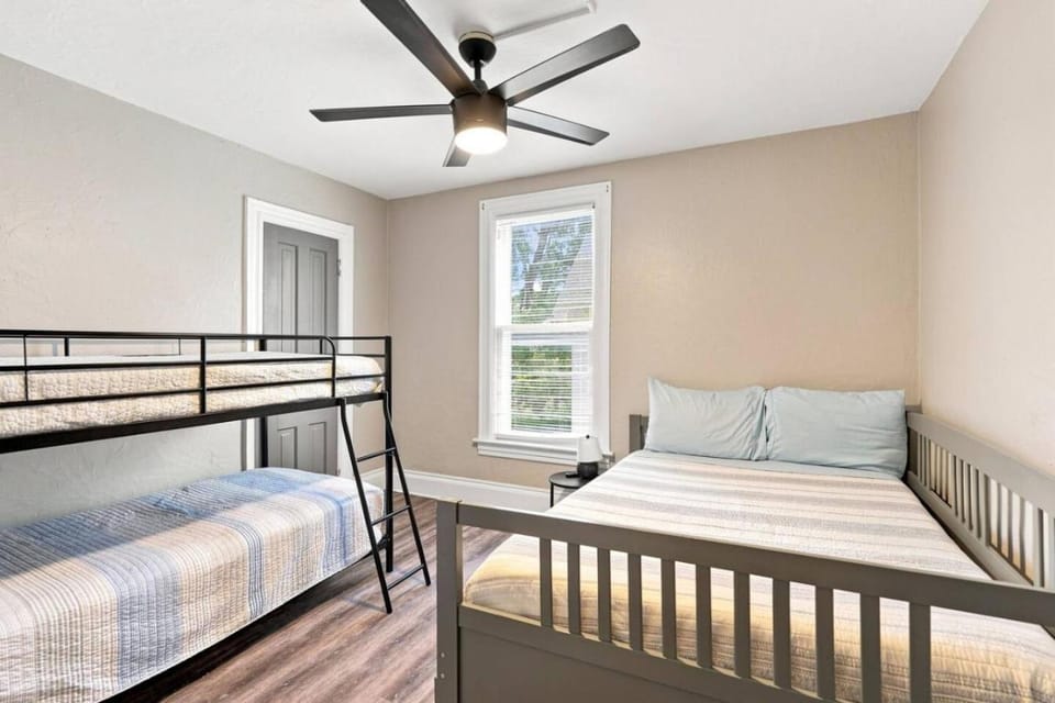Beautifully Remodeled 4BR Home Near Niagara Falls House in Niagara Falls