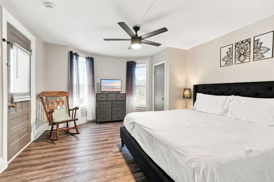 Beautifully Remodeled 4BR Home Near Niagara Falls House in Niagara Falls