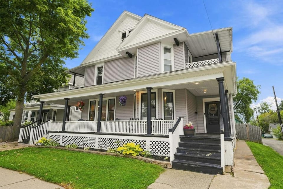 Beautifully Remodeled 4BR Home Near Niagara Falls House in Niagara Falls
