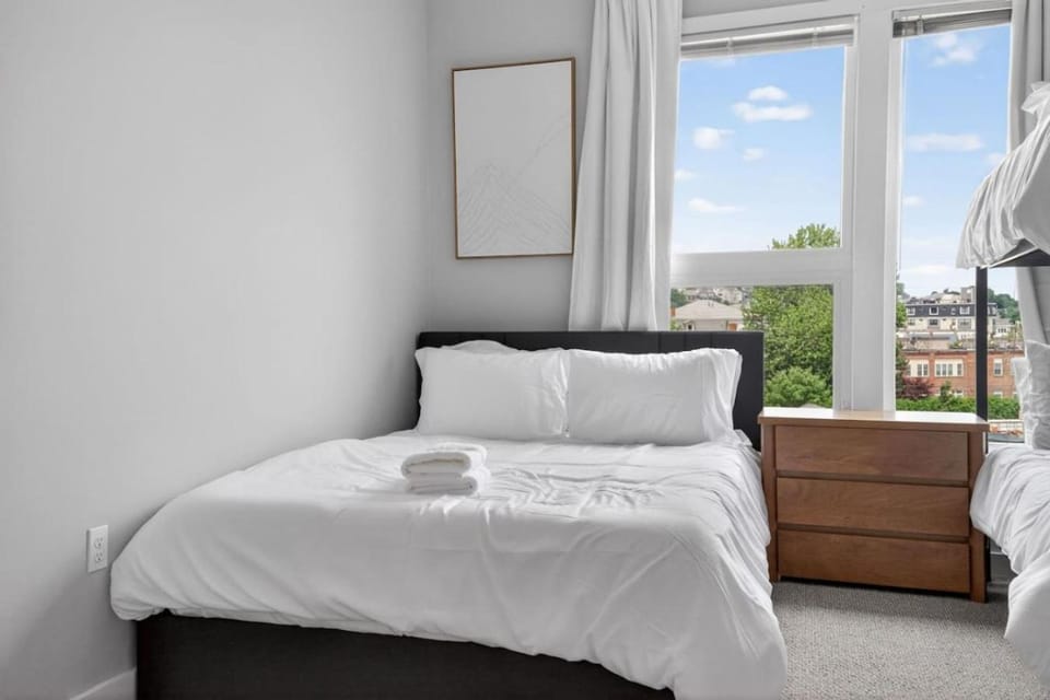 Photo of the whole room, Bedroom, towels