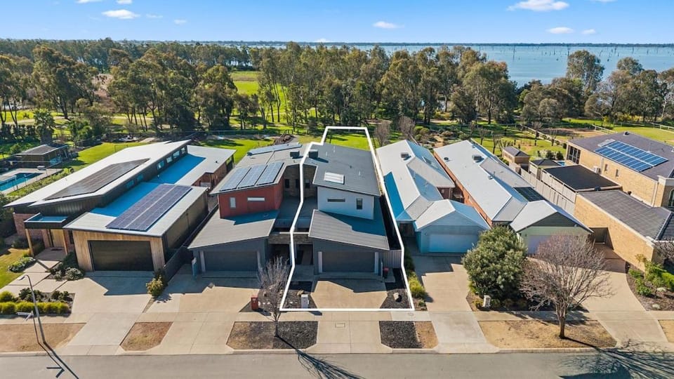 The Perfect Waterside Escape House in Yarrawonga