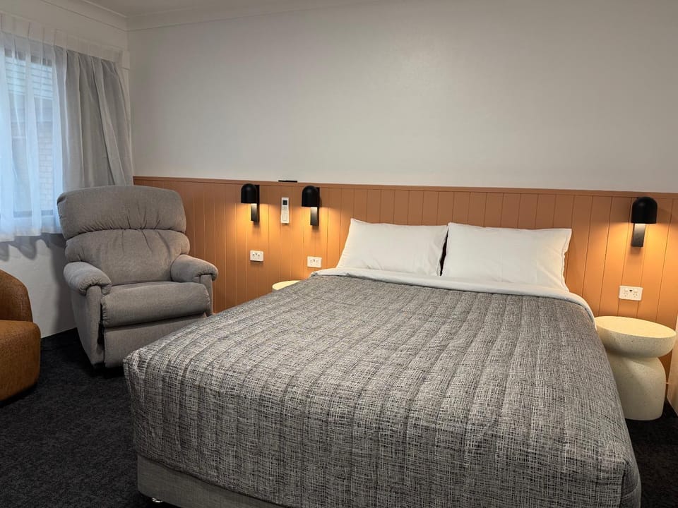 Bed, Seating area
