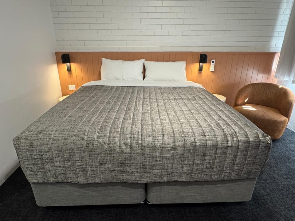 Bed, Seating area
