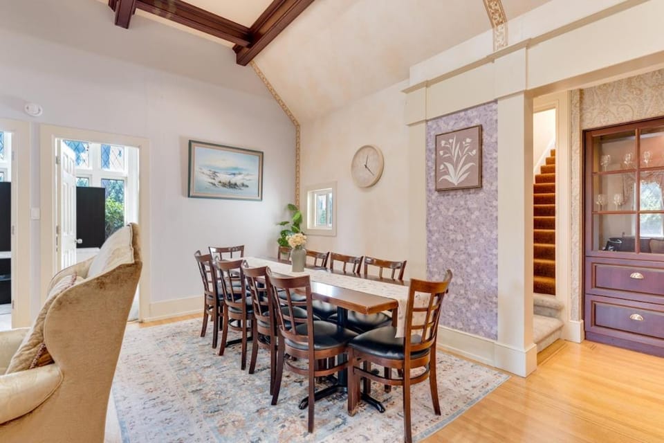 Elegant 5BR 3BA Estate & Free Parking House in Vancouver