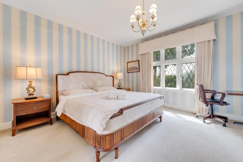 Elegant 5BR 3BA Estate & Free Parking House in Vancouver