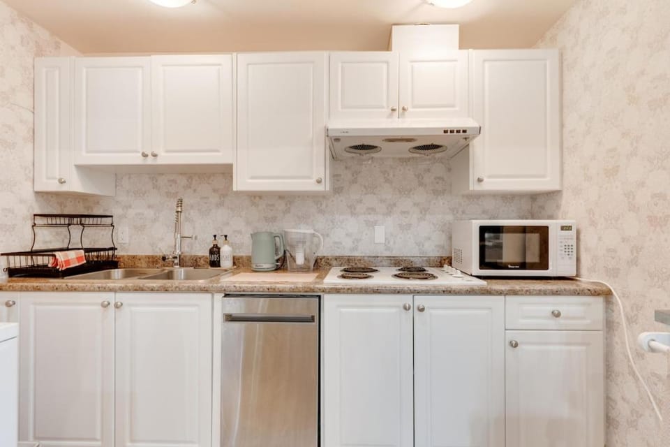 Elegant 5BR 3BA Estate & Free Parking House in Vancouver