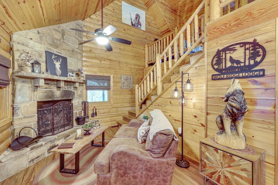 'Wolf Ridge Lodge' w/ Hot Tub & Fire Pit! House in Arkansas