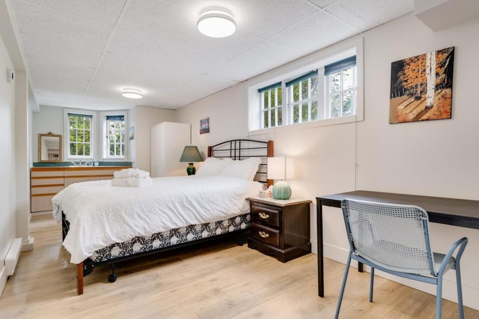 Generous 5BR 3BA Home Free Parking House in Vancouver