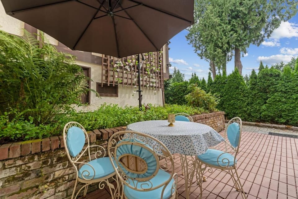 Generous 5BR 3BA Home Free Parking House in Vancouver