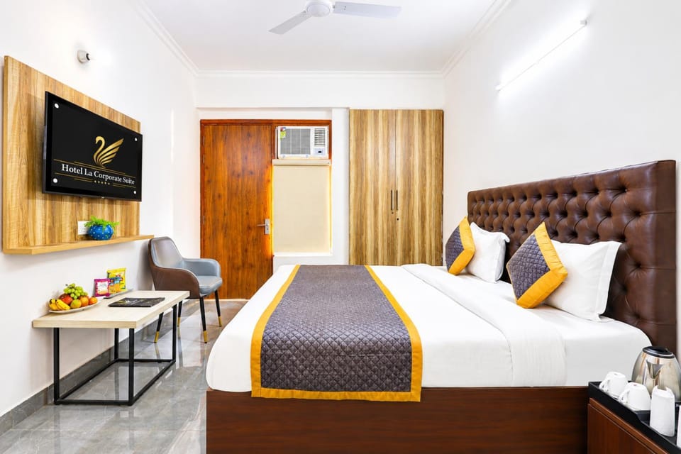 Communal lounge/ TV room, Bed, TV and multimedia, Living room, Photo of the whole room, Seating area, Evening entertainment, Bedroom, fireplace