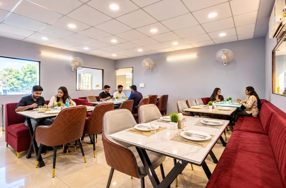 Restaurant/places to eat, People, Living room, Food and drinks, Banquet/Function facilities, Seating area, Food, group of guests