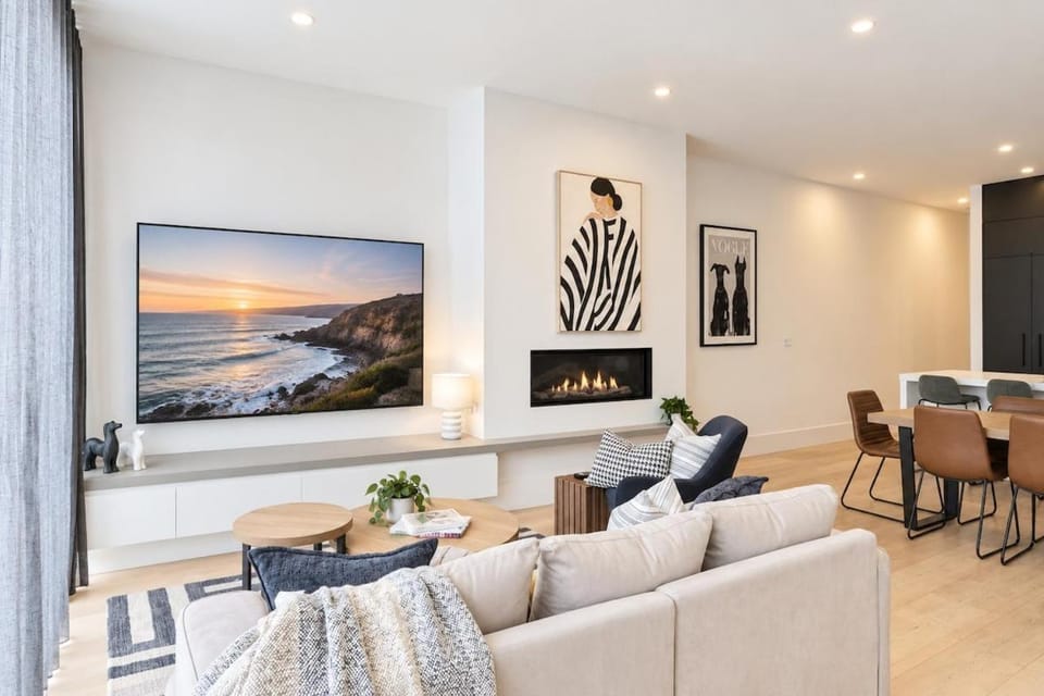 Luxury 4BR villa in Kensington with Pool House in Melbourne