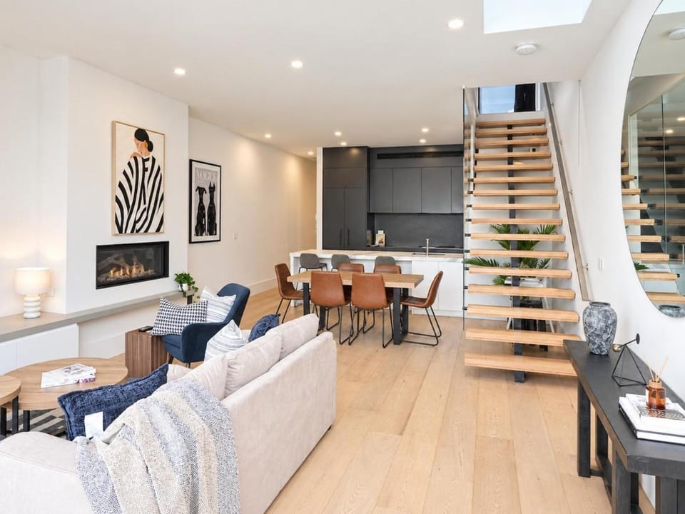 Luxury 4BR villa in Kensington with Pool House in Melbourne