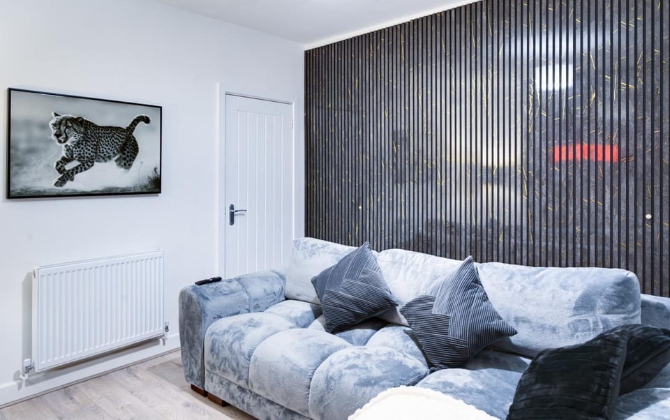 Mordern 4 bedroom home 4 TVs, Off Rd Parking, Netflix, 500mb, near M5 M6 M42, Merry Hill House in Stourbridge