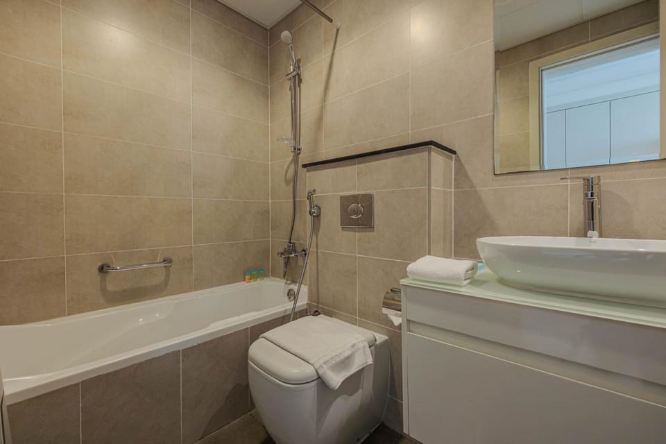 Shower, Toilet, Bathroom, Bath, towels