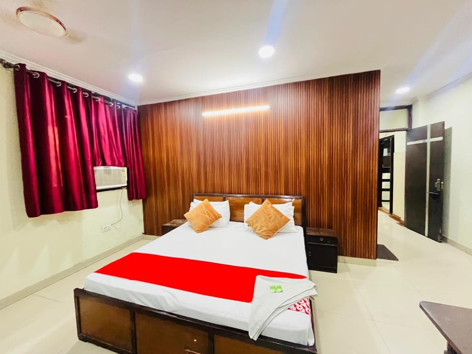 Bed, Kitchen or kitchenette, Photo of the whole room, Bedroom, minibar, oven, towels, wardrobe, air conditioner