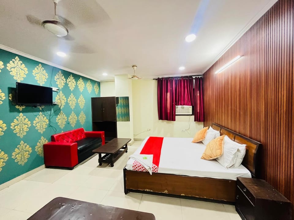 Communal lounge/ TV room, Bed, TV and multimedia, Living room, Photo of the whole room, Seating area, Evening entertainment, Bedroom, towels