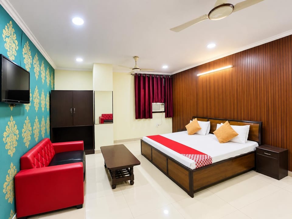 Communal lounge/ TV room, Bed, TV and multimedia, Living room, Photo of the whole room, Seating area, Evening entertainment, Bedroom