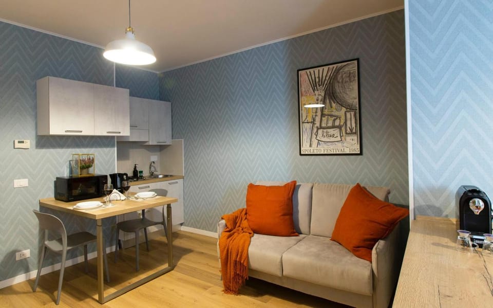 Coffee/tea facilities, Kitchen or kitchenette, Living room, Seating area, Dining area, stove