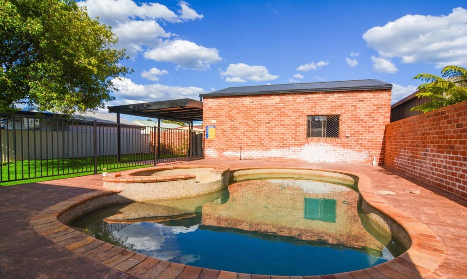 Spacious Home with Pool House in Lithgow