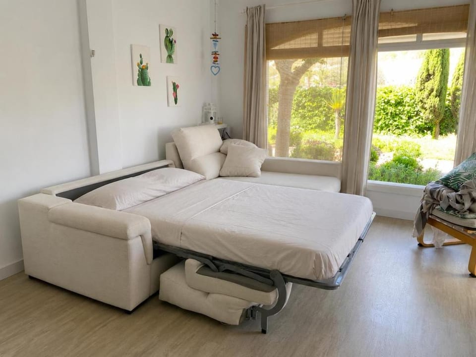Bed, Living room