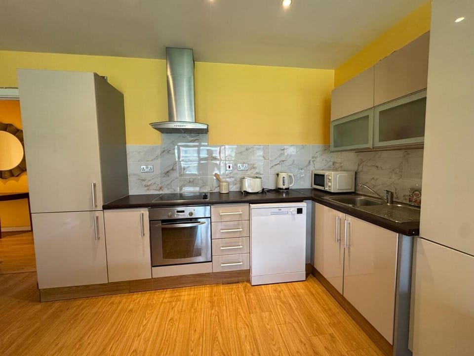 Bright 2-Bed Apt | Close to Airport | City Links Apartment in Dublin