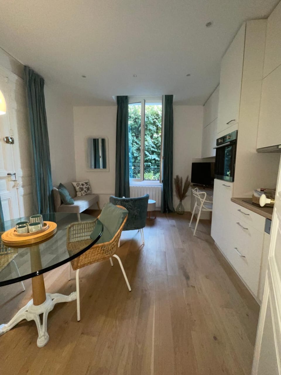 Kitchen or kitchenette, Living room, Seating area, Dining area, minibar, oven, stove