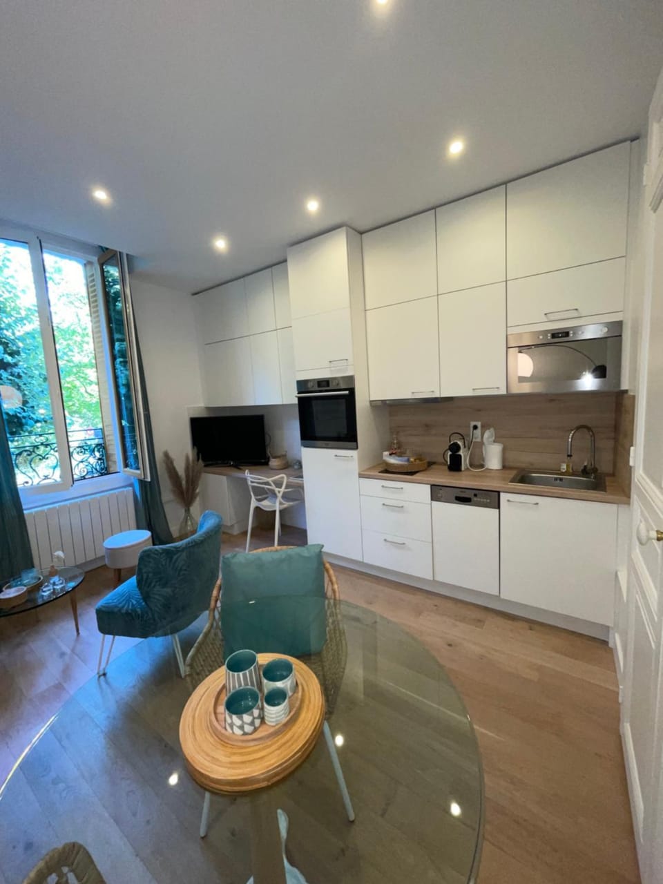 Kitchen or kitchenette, Seating area, Dining area, dishwasher, minibar, oven, stove, toaster