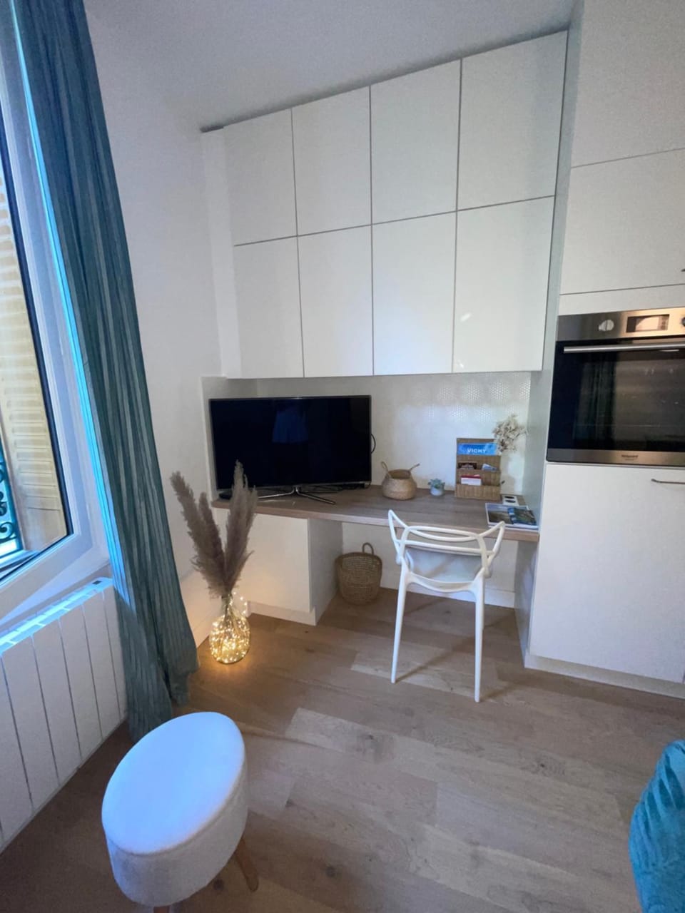 Kitchen or kitchenette, Living room, Seating area