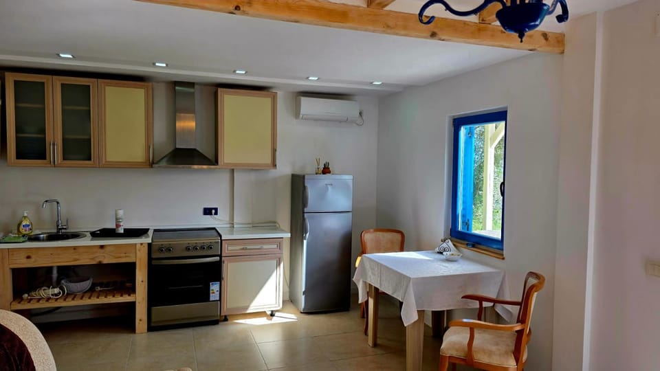Cozy yellow House in Ulcinj