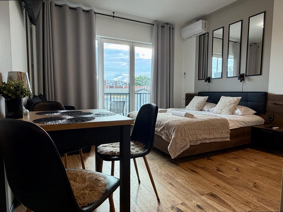 Bed, Living room, Photo of the whole room, Seating area, Dining area, Bedroom