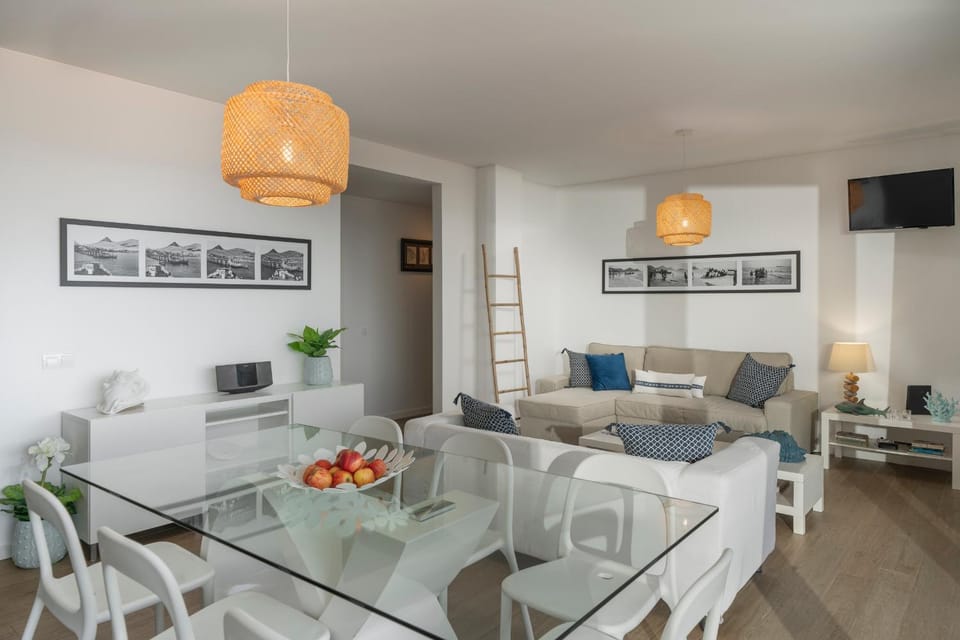 TV and multimedia, Living room, Seating area, Dining area