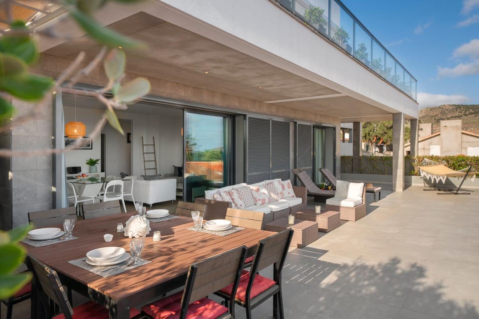 Property building, Balcony/Terrace, Seating area, Dining area