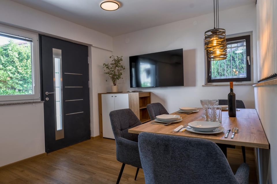 TV and multimedia, Living room, Dining area