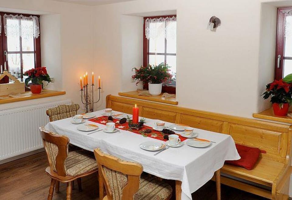 Seating area, Dining area