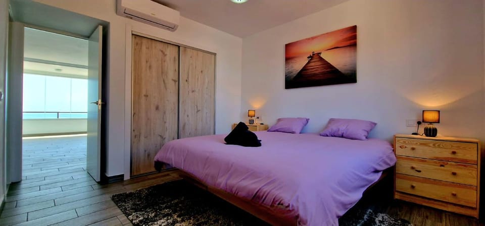 Las Palmeras - Seafront Apartment for 6 with Glazed Terrace and Marina Views Apartment in Fuengirola