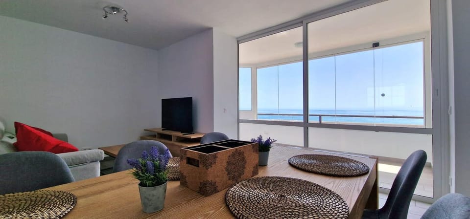 Las Palmeras - Seafront Apartment for 6 with Glazed Terrace and Marina Views Apartment in Fuengirola