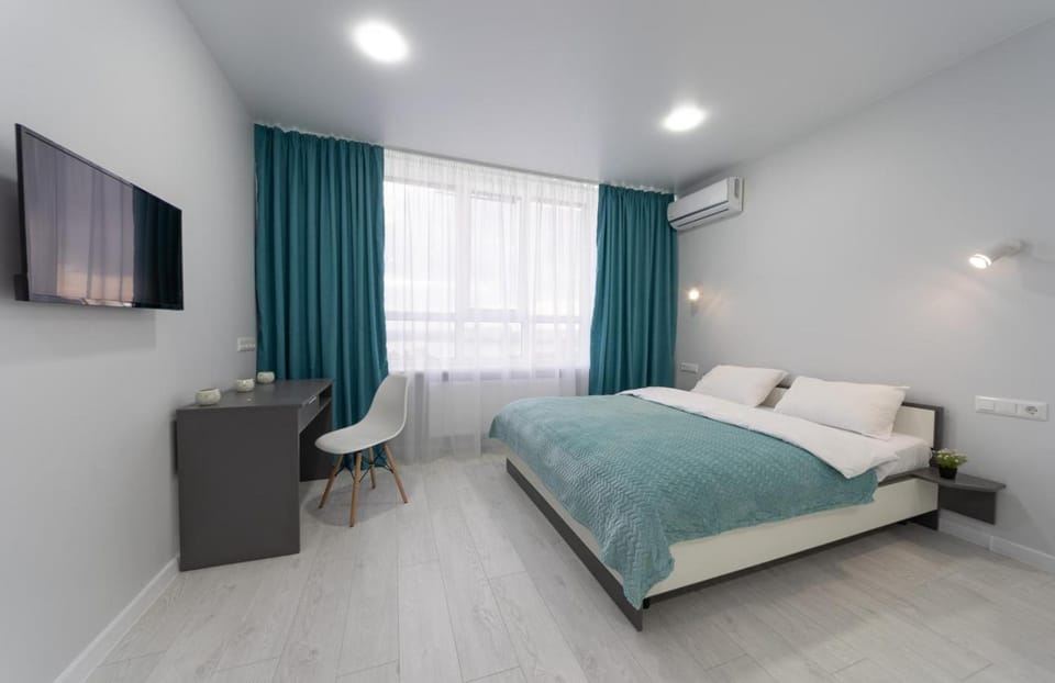Bed, TV and multimedia, Photo of the whole room, Bedroom