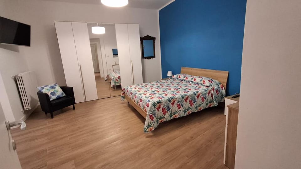 Bed, TV and multimedia, Balcony/Terrace, Photo of the whole room, Bedroom, locker, wardrobe
