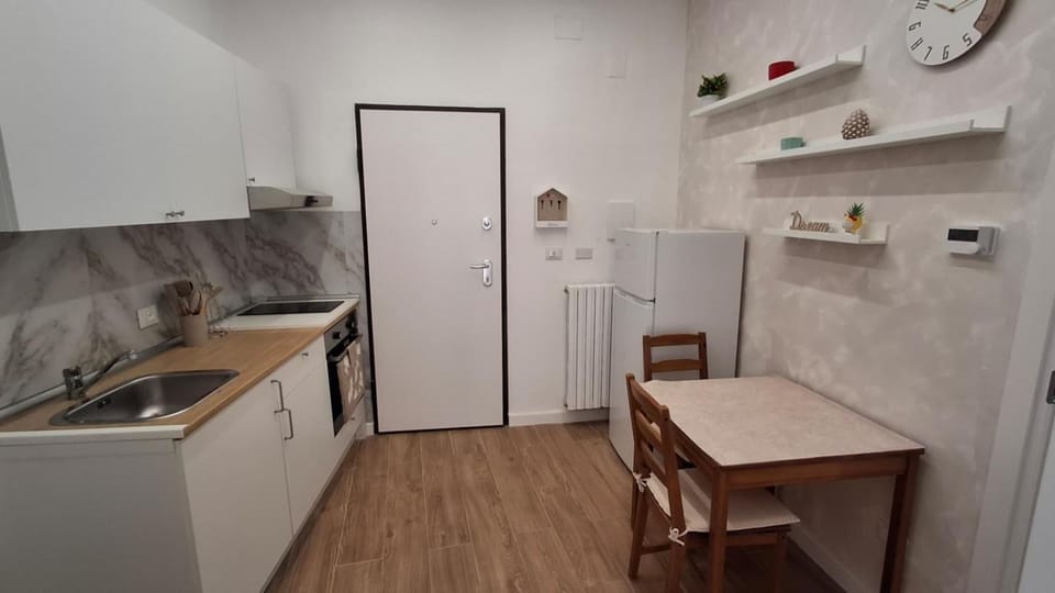 Kitchen or kitchenette, Dining area, oven, stove