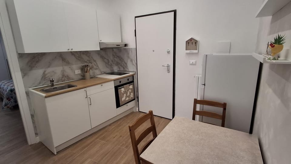 Kitchen or kitchenette, Dining area, oven, stove